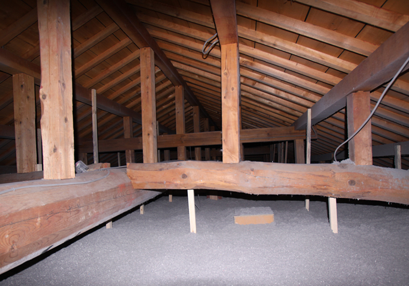 <p>屋根の熱がこもりやすい小屋裏も部屋に熱が伝わらないようしっかり断熱</p>
