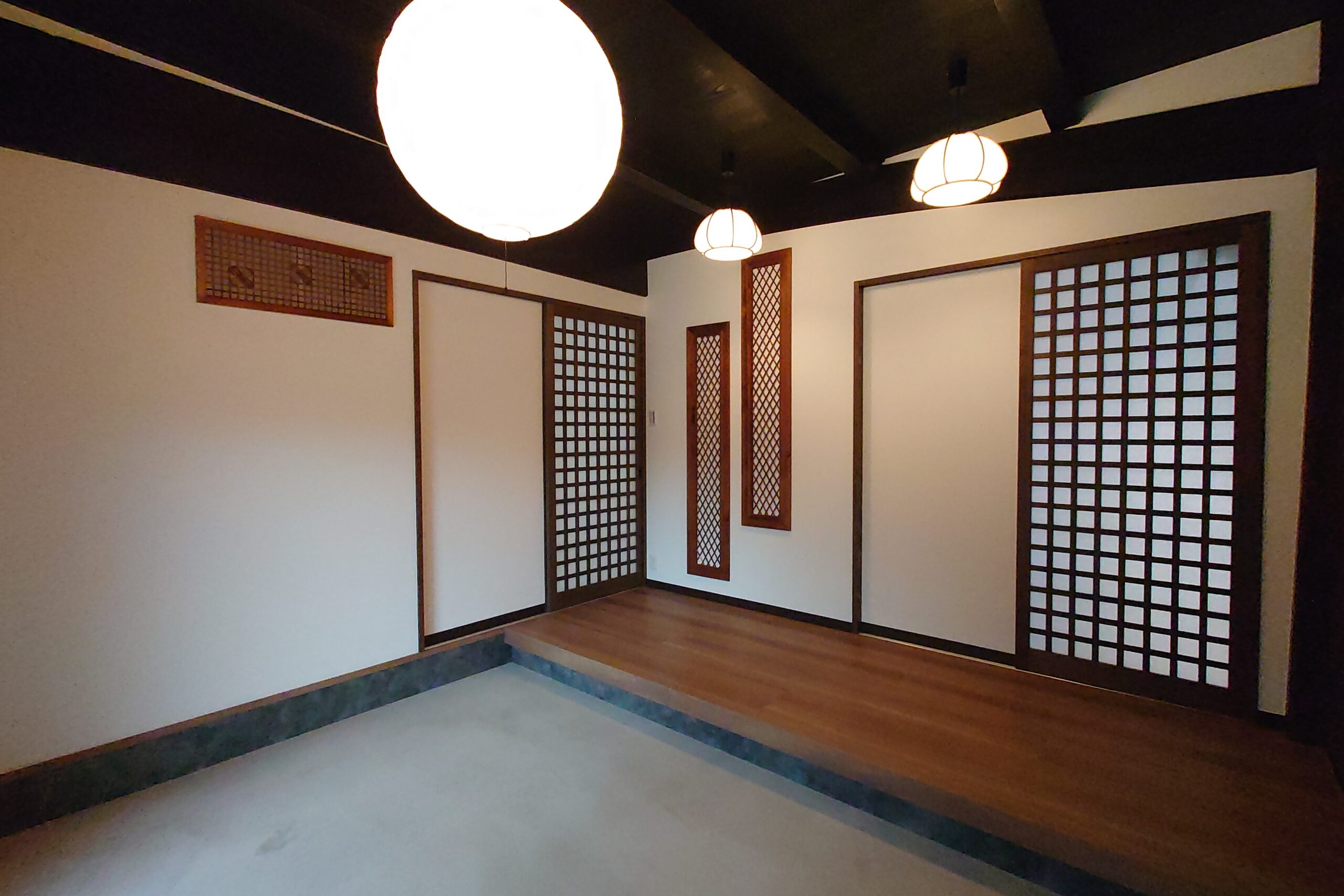 <p>玄関はN様のご希望で、大きな構造材と土間を活かした和の仕上げに。<br />
玄関収納の扉を昔ながらの蓮司戸を再利用し、和室の組子欄間を壁に嵌め込むなど、当時の面影を残しつつ新しくなった玄関はN様のお気に入りの空間になりました。<br />
<img decoding=